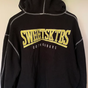 hoodie sweet sktbs - Oversized hoodie från sweet sktbs, ascoolt tryck där bak (bild 1). Outlinade sömmar och ballong ärmar. 180kr inkl frakt, buda i kommentarerna!🤍 Budningen avslutas söndag kl 18 :) Högsta bud: 270 inkl frakt