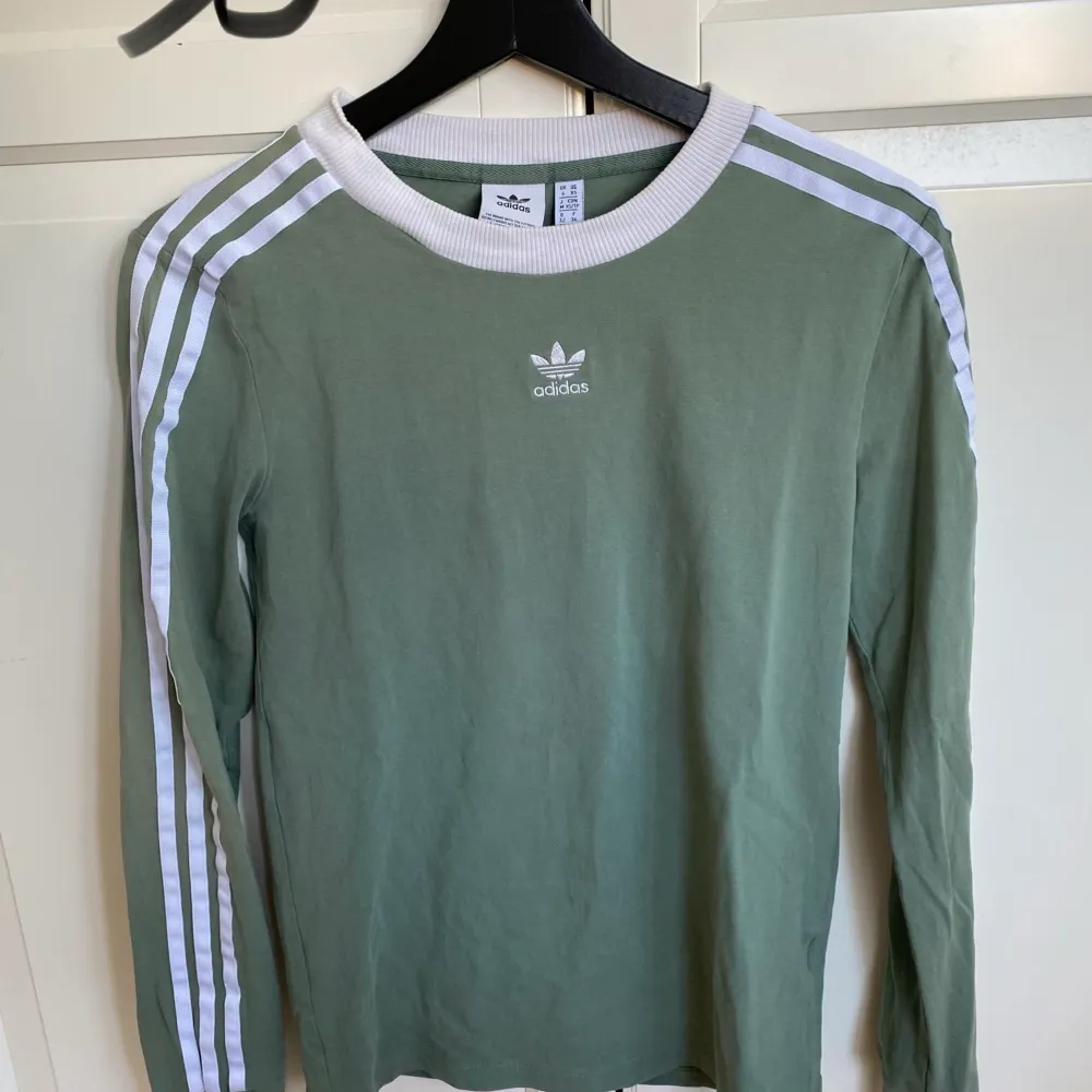 Säljer en grön adidas tröja i fint skick! Storlek XS 🥰. Toppar.