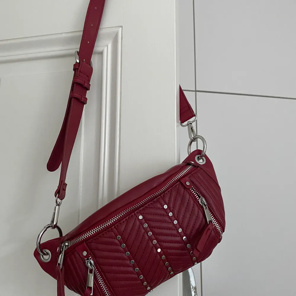 En vinröd sidoväska/magväska från Zara. Endast använd en gång. . Väskor.