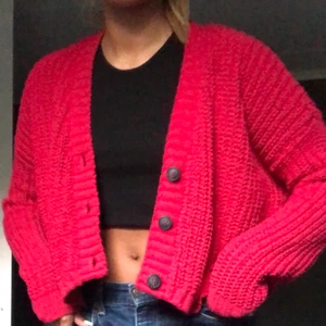 Stickad kofta  - Finaste stickade koftan i en hallonröd färg. Aldrig använd utan endast provad!! Ordinariepris är runt 400-500kr