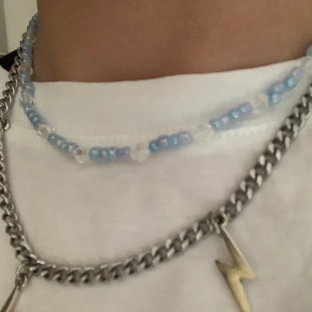 Ett trendigt pärlhalsband 💙 Halsbandet är elastiskt så det passar alla!  På halsbandet finns även ett lås så det blir enkelt att ta av och på! 💙 frakt ingår alltid i våra köp och priset kan diskuteras. Accessoarer.