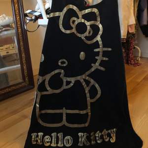 Säljer detta Hello Kitty linne i svart o guld. Storlek 34 vilket motsvarar en XS. 100kr inklusive frakt<3