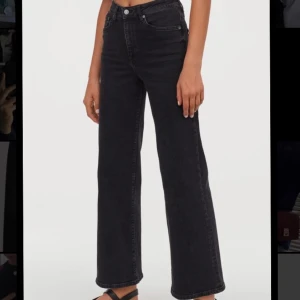 Svarta, vida jeans - Jättehärliga vida jeans. Säljer eftersom de är lite för korta för mig som är 170 :). Jag står inte för postens slarv 🤍🤍🤍😊😊