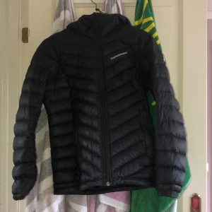 Peak Performance jacka - Säljer denna bekväma & frächa Peak Performance jacka i storlek XS. Säljer den för 1000kr. Möts gärna upp i Linköping annars står köparen för frakten kram