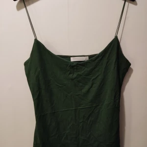 Linne  - Har stöd på insidan så man inte behöver ha BH. Elastiska axelband. Stlk 38 typ. 