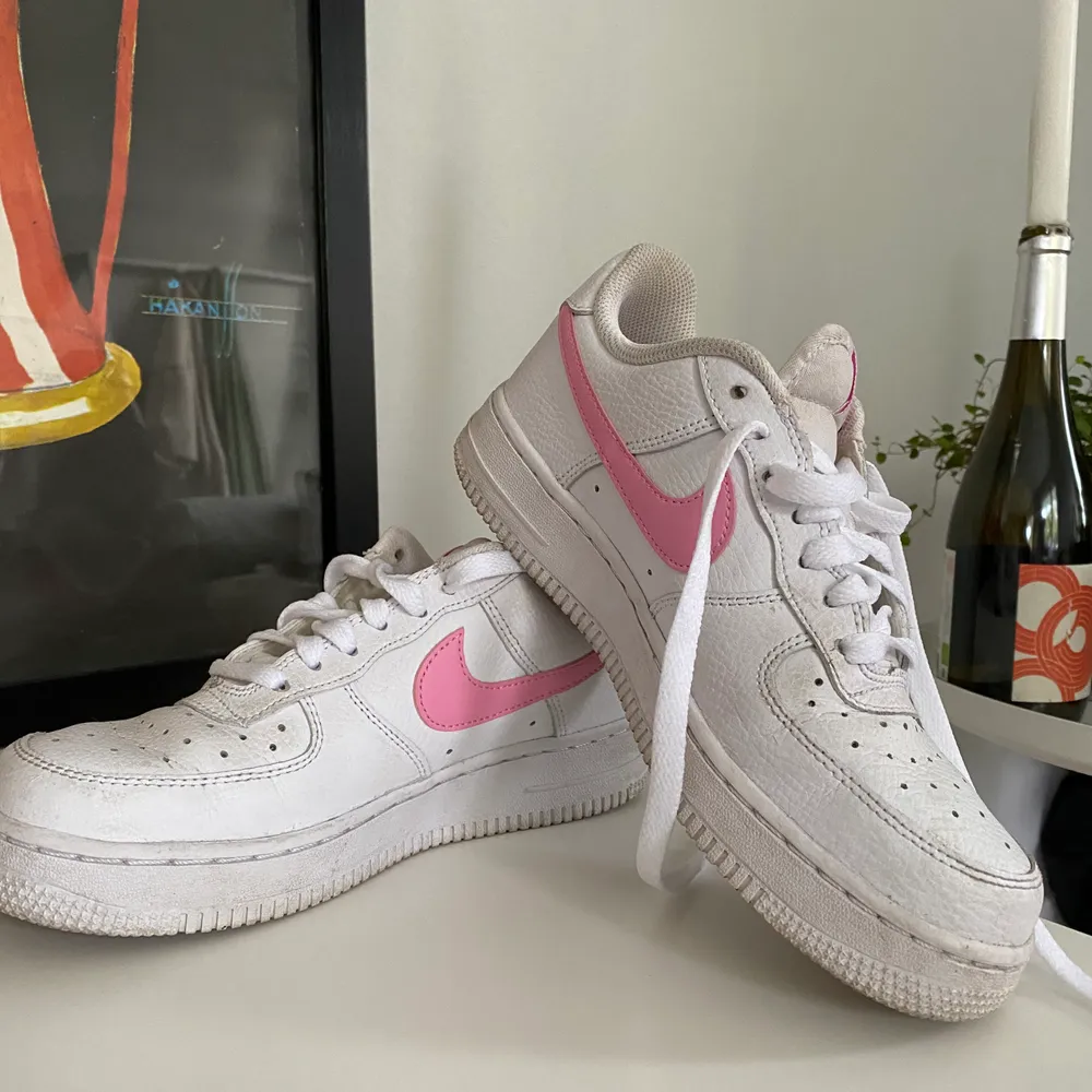 Otroligt fina Nike air force i bra skick. Använda Max 5 ggr. Kommer med rosa skosnören också. Strl. 38. . Skor.