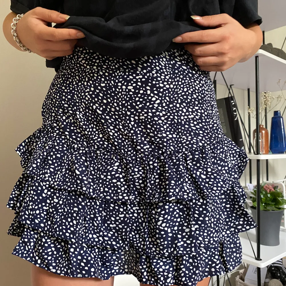 Supersöt oanvänd kjol, säljer då jag råkade köpa två likadana. Använt den andra flitigt, en av mina favoritkjolar! Köparen står för frakten!. Kjolar.
