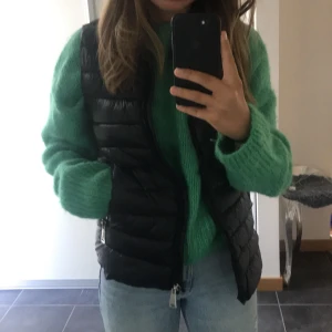 Svart dunväst Zara - En svart dunväst med silvriga detaljer som är sparsamt använd från Zara. Strl XS men funkar för S också. Köpare står för frakt 🌟