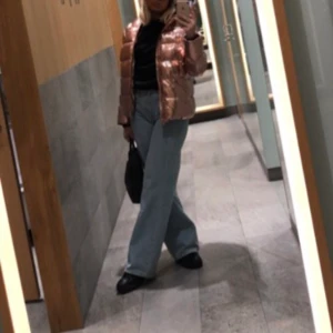 Jacka - Vinter/höst jacka från Friboo. Barn storlek 170 passar mig som har S men passar även en M. Väldigt varm så man slipper frysa! Inga fläckar eller fel och i bra skick.