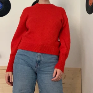 Stickad Tröja  - En röd stickad tröja perfekt till hösten! Tröjan är köpt på en loppis men är ursprungligen från HM. Den är i bra kvalitet, lite nopprig. Du som köper står för frakten🍂🍂