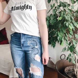 Slitna jeans med handmålat tryck - En liten fläck på baksidan som syns knappt, annars i bra skick. Köparen står för frakt. Priset kan diskuteras i privat meddelande👍🏻💕✨