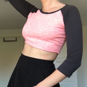 Croppad tröja rosa/svartgrå - XS/S. 20 kr + frakt