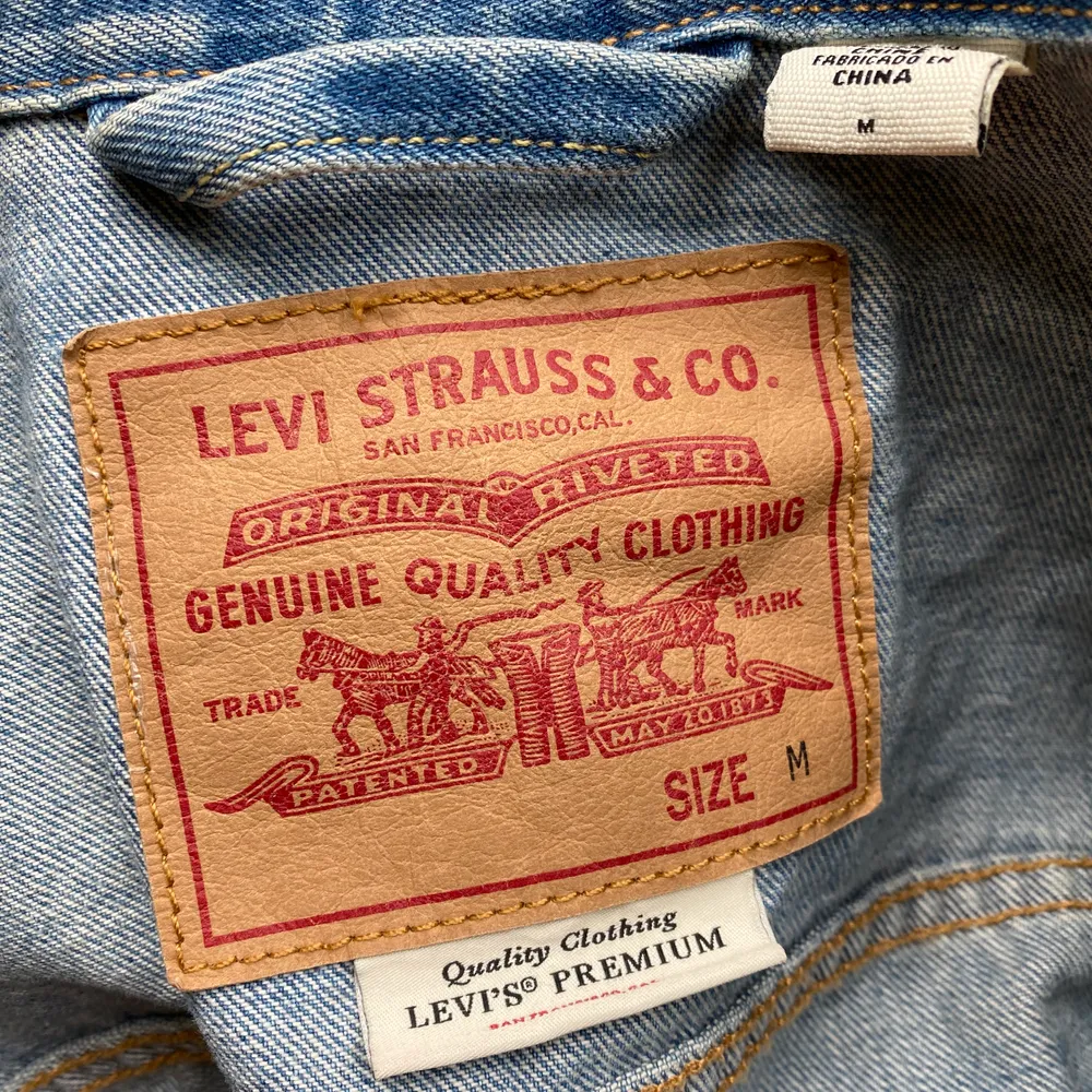 Super snygg jeansjacka från Levi’s (äkta)! Använd fåtal gånger och därför väldigt bra skick 🥰 Säljer då det inte är min stil längre❣️ Nypris var 600kr (minns ej säkert men runt detta) Startpris 450kr, buda gärna ☺️. Jackor.