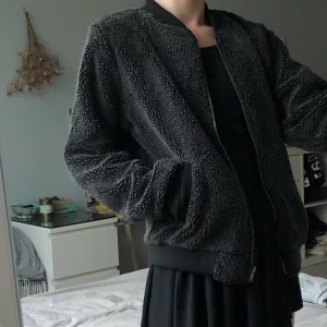 Brandy melville teddy bomberjacka - Bomberjacka i teddymaterial från Brandy Melville, använd fåtal (2-3) gånger✨ One size men skulle säga XS-S✨ Ordinarie pris 400kr