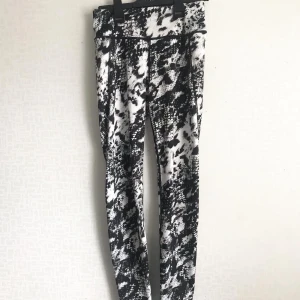 Träningsbyxor  - Stretchiga träningstights/träningsbyxor med mönster.