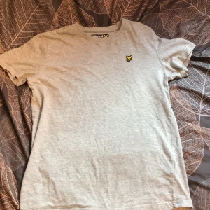 Lyle & scott T-shirt - Använd några gånger men är som ny