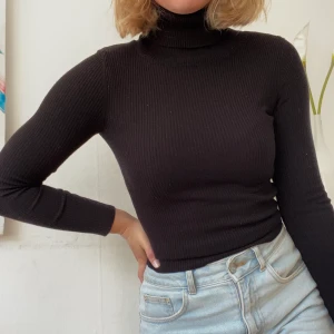 Svart polotröja  - Supersnygg svart polotröja som säljs då den tyvärr aldrig kommer till användning. Knappt används så den är i jättebra skick! Hör av er om ni är intresserade eller har några frågor🌸 frakt tillkommer på 44kr