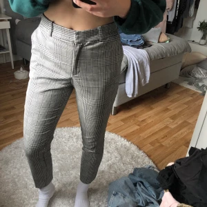 Kostymbyxor från H&M - Mycket bra skick, använt sparsamt. Säljer pågrund av att det inte är min stil längre. 