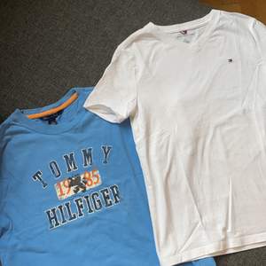 Tommy Hilfiger t-shirts varav den vita är helt ny och den blåa är i fint skick men använd. Blåa 50 kr och vita 90 kr