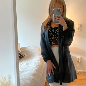 Skitsnygg skinnjacka - SÅ SNYGG skinnjacka/kappa som varit min mammas gamla, därav vintageskick men jag tycker det är snyggt! Märket är ”Saki leather”. Jättesnygg men den kommer tyvärr inte till användning. Storlek 40 men sitter snyggt på mig som vanligtvis har 34! BUDA privat eller i kommentarerna. Frakt tillkommer 🖤