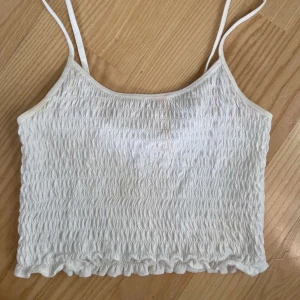 vitt linne - köpte på urban outfiters, jättebra skick (original priset är 300kr)                     frakt:50kr