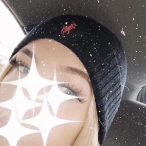 Mössa -  NYPRIS: 400kr Bra skick och jag har använt den ett få tal gånger. Marinblå mössa med en röd häst! Nu när det börjar bli höst blir det kallare så varför inte köpa en mössa? (Köpte vintern 2019), för fler bilder kontakta mig.