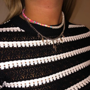 HALSBAND - - Pärlhalsbandet finns också! (99kr). Kedjehalsband av tjockare kedja, rostfritt stål! Kontakta mig vid köp. Kostar 139kr (inkl frakt) ☺️ Min Instagram är @alvas.z 