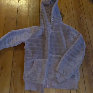 Fluffig lila Hunkemöller Hoodie  - Fluffig lila Hunkemöller Hoodie som är superskönt!!! (storlek small) 