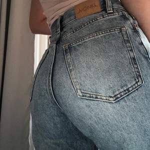 Superfina jeans från Monki, nästan aldrig använda. Säljer då jag inte känner att jag passar i dem. Köpta för 400kr och säljer för 250kr+frakt då jag nästan aldrig använt dem