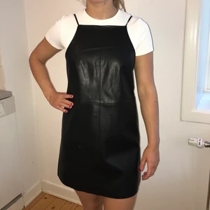 OANVÄND URBAN OUTFITTERS LÄDERKLÄNNING - Helt oanvänd fauxläderklänning från Urban outfitters, storlek S köpt i USA så går ej att få tag på i Sverige. Köparen betalar frakt!