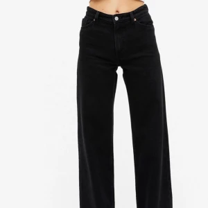 Svarta Jeans  - Säljer mina svarta jeans ifrån Monki. De är knappt använda och i väldigt bra skick. Säljer de för 200+frakt. 