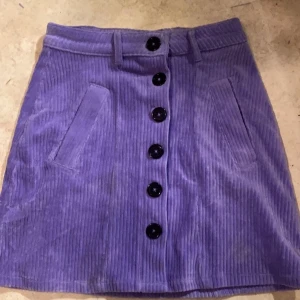 söt lila kjol i storlek XS 💜💜 - kjol som passar med svarta tights & även köpt på Plick. använd 2 gånger 💟