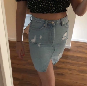 Jeans kjol från H&M - Fin ljusblå kjol från hm med slitningar.💕 köpt för nått år sen för 299!