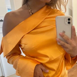 One shoulder tröja/blus - En orange super snygg one shoulder blus som är såså fin!! Den är tyvärr lite liten runt bysten för mig. Tröjan ifrån nakd i storlek M.  💖💖