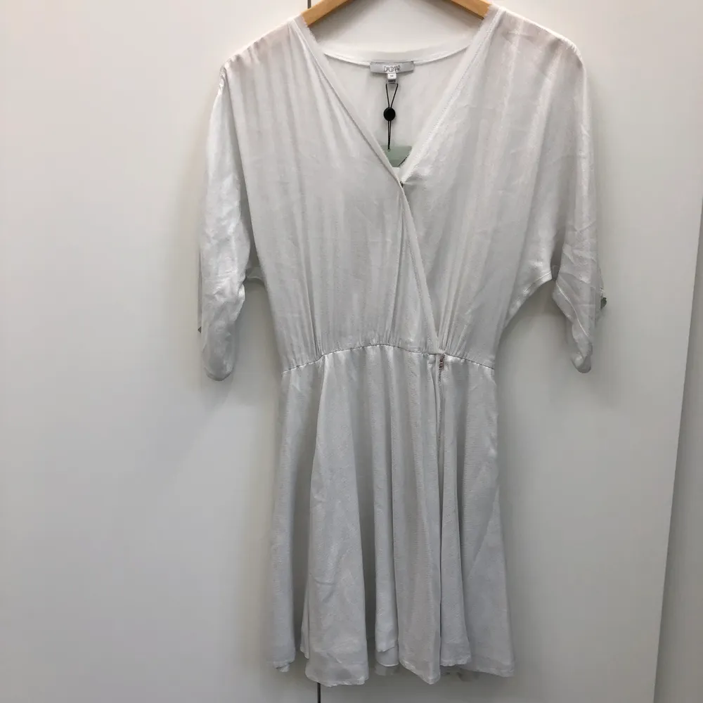 Oanvänd vit klänning från House of Dagmar! Jättefin men har aldrig kommit till användning. Frakt står köparen för :). Klänningar.