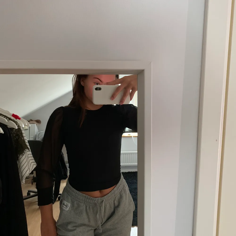 Svart tröja ifrån Boohoo. Säljer pga aldeles för kort i armarna för mig. Modellen är petite vilket jag missade när jag beställde, så aldrig använd. Så storleken är 38 men mer som 34/36. Nypris ca 250kr. Köparen betalar frakt . Toppar.