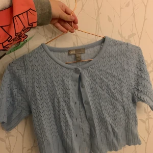 Asos kofta, ljusblå - En kofta från asos, köpt här på plick men passade tyvärr inte. Otroligt skönt material, även stretchigt❤️ har inte använt den.  