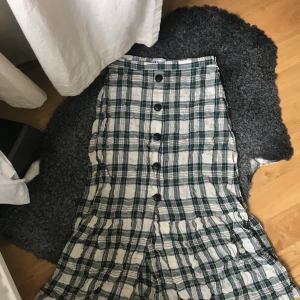 Rutig långkjol  - Fin rutig långkjol från zara. Storlek M men passar mig som vanligtvis har S. Perfekt till hösten! 