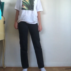 Levi’s 590 02 jeans - Jättesnygga Levis jeans som tyvärr blivit för små:( Det står att de är i storlek 29 i midjan men skulle säga att de är mer en runt en 26/27💕💕260 inklusive frakt💕💕skriv för med bilder och info🥰(jag är 177cm) 