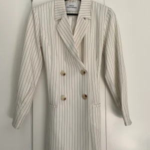 Vit kostym klänning  - Super snygg vit kostym klänning från Envii