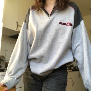 grå sweatshirt - en grå sweatshirt från Fubu, möts upp i stockhom eller postar men då kostar frakt extra!