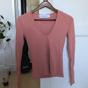 Rosa topp från Ivyrevel - Säljer denna topp då den ej är min stil längre, använd endast en gång. Storlek står ej på plagget men skulle säga den passar som S
