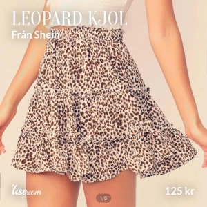 Volangkjol leopard  - En söt volangkjol i leopardmönster från Shein som är helt ny och i toppenskick. Den är i storlek s men skulle säga att den passar xs-m🦋frakten är inräknad i priset 