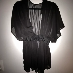 Snygg kaftan i stl S - Supersnygg kaftan i stl S. Knappt använd. Från H&M i stl S. Kommer från djur- och rökfritt hem. Frakt tillkommer!