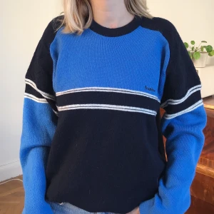 Varm tröja - Stickad tröja i varmt material från Ivanhoe. Storlek L-XL. Sitter fint oversized. Skriv om ni har frågor. Möts på södermalm, frakt tillkommer!💞💞💞