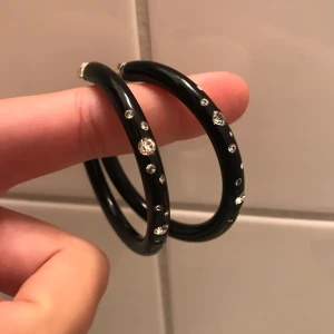 Örhängen hoops  - Svarta hoops. Frakt 11 kronor. 