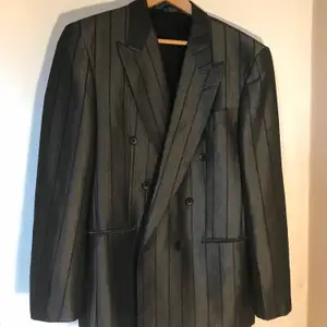 En stor boxig kavaj/blazer som passar många storlekar. Kan bäras som oversize eller fitted. Mycket bra skick, nästan aldrig använd. Möts upp i Stockholm eller så står köparen för frakt :) ✨