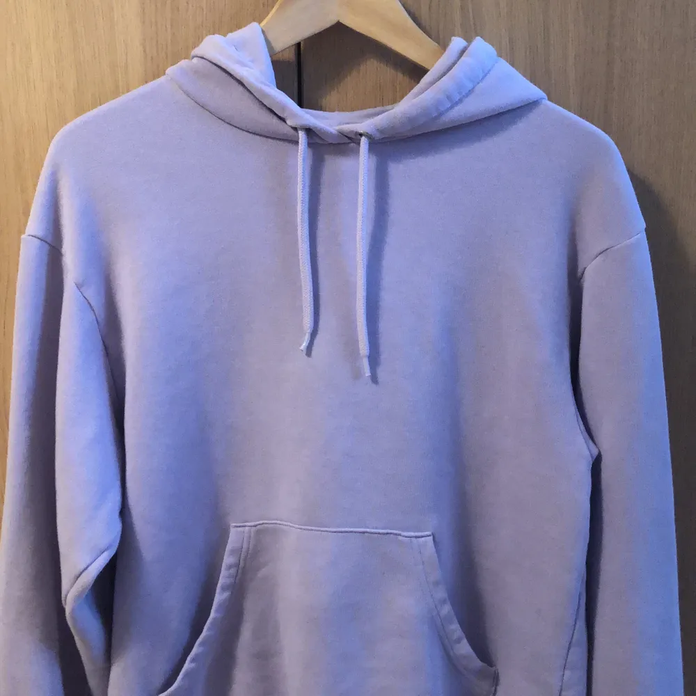 Jättesnygg lila hoodie ifrån monki! Är i storlek xxs men sitter mer som en xs (frakt ingår i priset) Då väldigt många är intresserade kommer jag ha budgivning, högsta budet just nu är 220 kr💕. Hoodies.