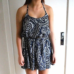  - Så fin mönstrad klänning i blått och vitt från Nelly.com. Aldrig använd och helt slutsåld i butik! 
