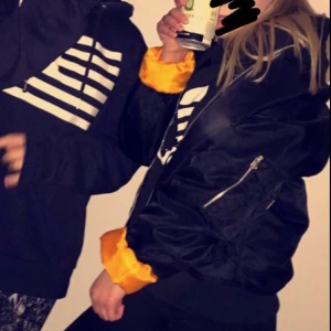  - Tänkte kolla intresset på den här Adidas bomberjackan. Den är endast använd en gång då det inte var min storlek. Det står att det är storlek S men mer som en M, men den är väldigt fin oversized. Hör av er vid intresse elr om ni vill ha fler bilder.
